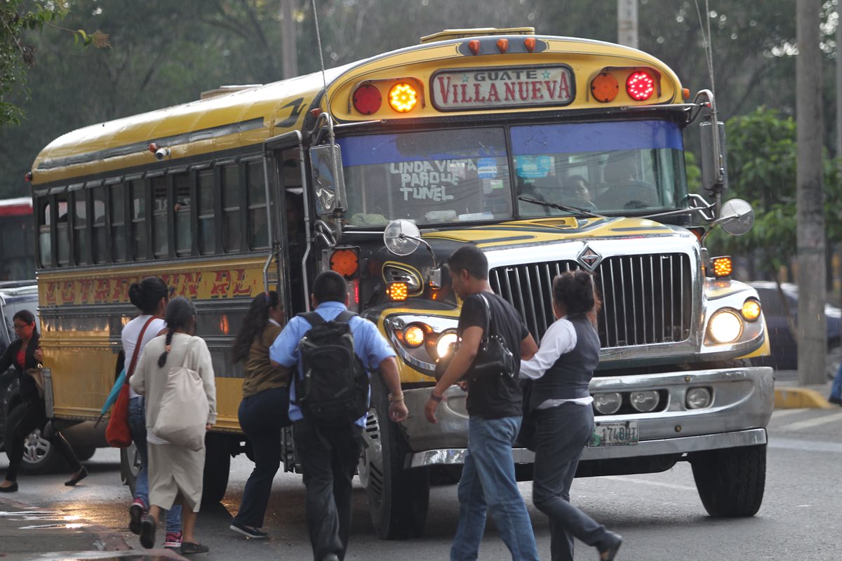 Algunas empresas de transporte desde la capital hacia varios departamentos empezaron a operar con un 50% de ocupación. (Foto Prensa Libre: Hemeroteca) 