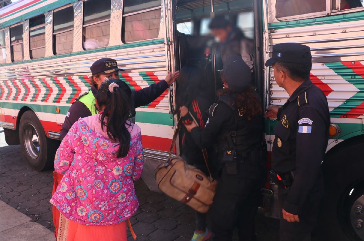 Los tres menores fueron resguardados por la Policía Nacional Civil y Policía Municipal de Tránsito a su llegada a San Pedro Sacatepéquez, San Marcos. (Foto Prensa Libre: Whitmer Barrera)