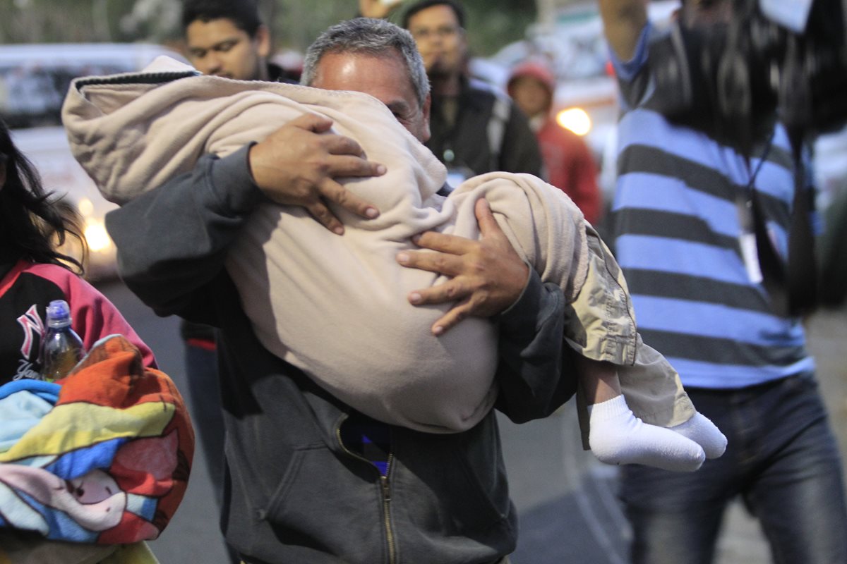 Organismo Ejecutivo, por un lado, y entidades que velan por derechos humanos, por otro, chocan ante desenlace fatal en  hogar. (Foto Prensa Libre: C. Hernández)