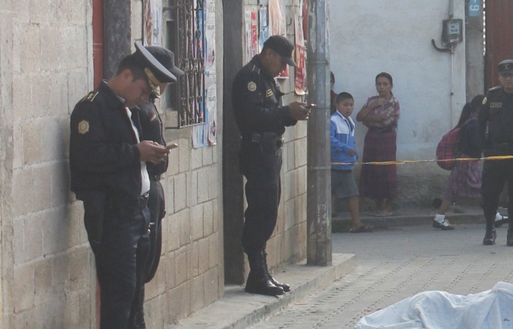 Lugar donde quedó el cadáver de Cristofer José Javier Castellanos, en la ciudad de Chimaltenango. (Foto Prensa Libre: Víctor Chamalé).