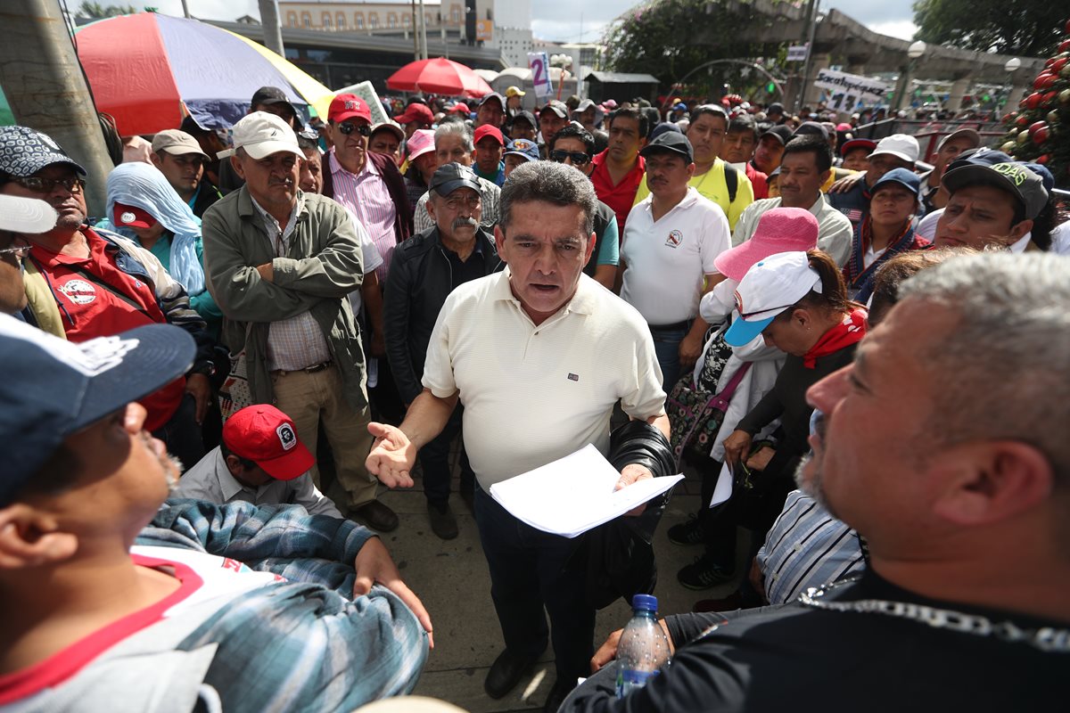 El sindicato de Joviel Acevedo caminó al Congreso y pernoctó para hacer presión sobre el pacto colectivo que reclama. (Foto Prensa Libre: Hemeroteca PL)