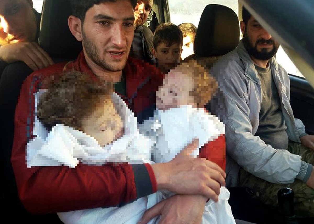 Abdel perdió a sus gemelos, esposa y otros 22 familiares más en ataque en Siria del martes último. (Foto Prensa Libre: AP)