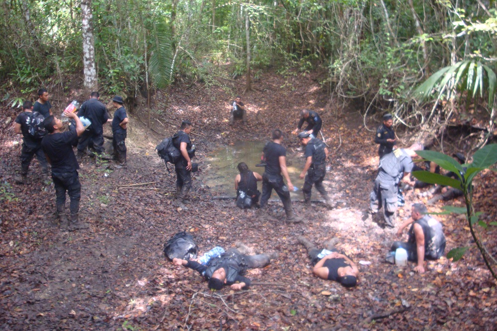 El grupo de agentes bebe agua empozada que hallaron en el camino. (Foto Prensa Libre: Cortesía)