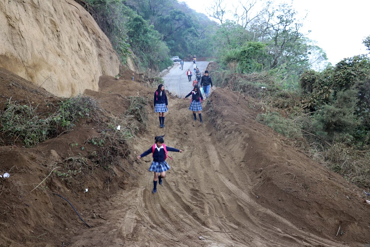 Vecinos de la aldea San Cristóbal El Alto tuvieron que caminar por más una hora para llegar a sus trabajos y centros de estudio. (Foto Prensa Libre: Renato Melgar)