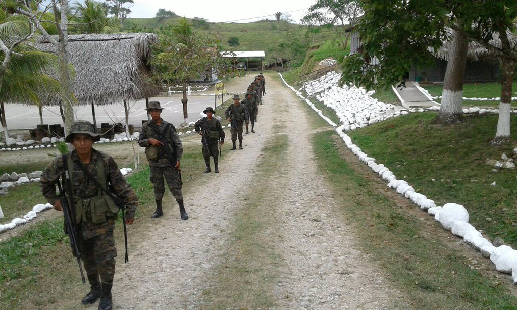 Soldados del Ejército de Guatemala patrullan una zona fronteriza con Belice, luego de varios incidentes con patrullas de ese país. (Foto Prensa Libre: Hemeroteca PL)