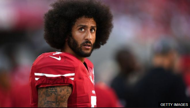 Kaepernick se encuentra sin equipo desde que optó por seguir con San Francisco en marzo de 2017. (Foto Prensa Libre: BBC News Mundo)