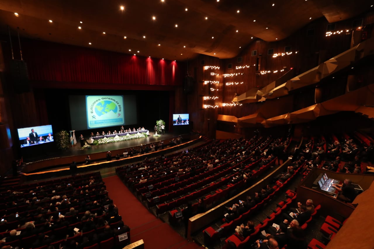 Autoridades del TSE, representantes de partidos políticos y sociedad civil participan en el acto de apertura del proceso electoral. (Foto Prensa Libre: Carlos Hernández)