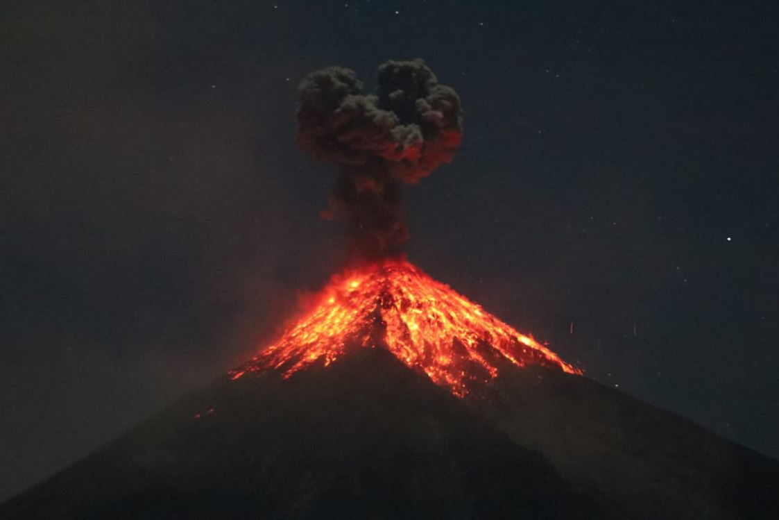 La madrugada de este sábado el coloso sorprendió con fuertes retumbos. (Foto Prensa Libre: Carlos Paredes)