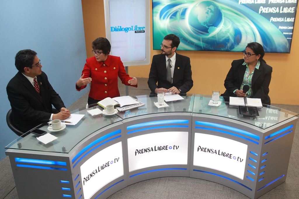 Los panelistas Jordán Rodas, del Cang, y los politlólogos de la Usac Geidy de Matta y Jorge Wong, analizan la resolución del caso Cooptación. (Foto Prensa Libre: Estuardo Paredes)