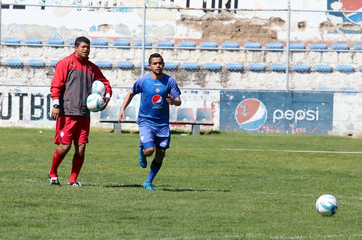 Ronald Gómez dirige la práctica en el Mario Camposeco, mientras César Morales sigue indicaciones. (Foto Prensa Libre: Carlos Ventura)