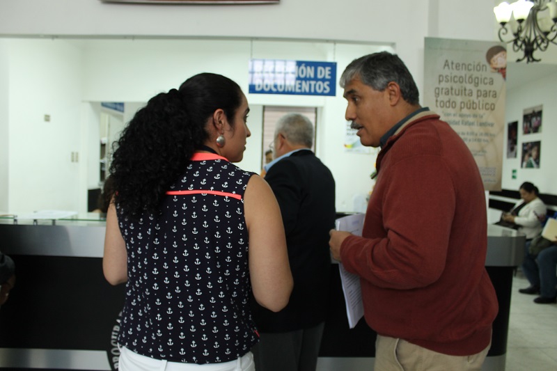 El director del Liceo Javier acudió a la PDH a presentar una denuncia contra el Mineduc. (Foto Prensa Libre: Cortesía PDH).