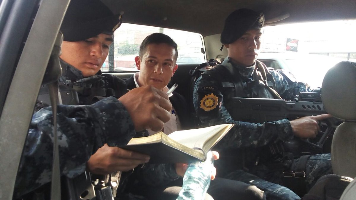 Mynor Francisco Leonardo Cerón es trasladado por la Policía luego de ser detenido en la zona 9 capitalina. (Foto Prensa Libre: PNC)