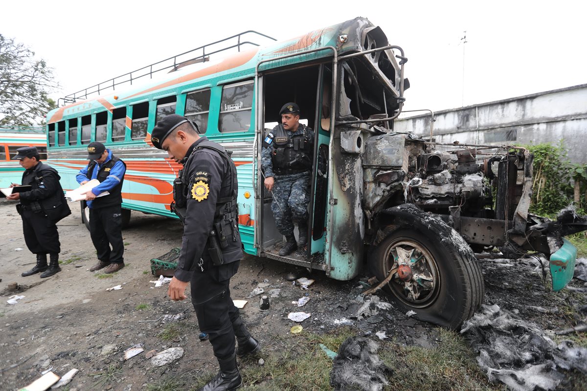 Un bus extraurbano fue incendiado por desconocidos en Piedra Parada Cristo Rey, Santa Catarina Pinula. (Foto: Erick Avila)