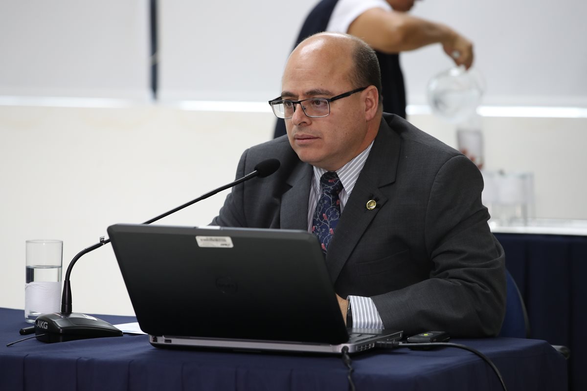 Abel Cruz, durante la presentación de su plan de trabajo al directorio de la SAT. (Foto Prensa Libre: Urías Gamarro)