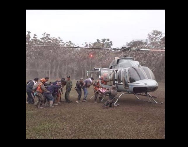 Momento en que la familia Ovalle junto a dos guardias de seguridad son rescatados de una finca en comunidad Los Lotes, Escuintla. (Foto Prensa Libre: Conred)