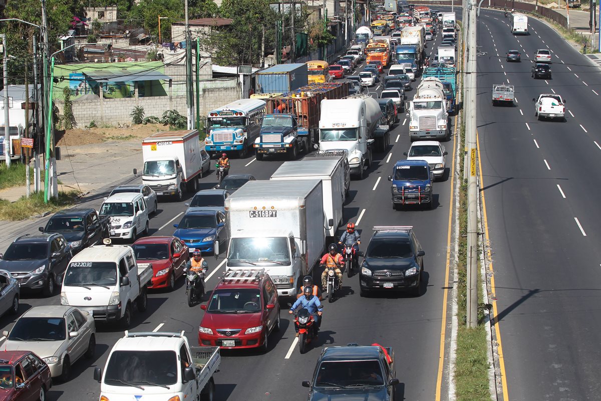 Empresas comerciales e industriales empezaron a evaluar alternativas por la restricción de horario para la distribución de las mercancias a los clientes. (Foto Prensa Libre: Alvaro Interiano)