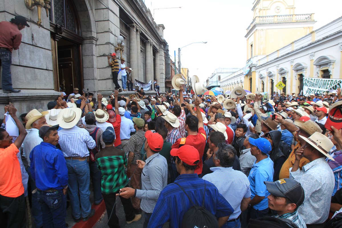 Ganaderos manifestaron en febrero pasado frente al Congreso exigiendo la aprobación de la Ley de Incentivo Agropecuario. (Foto Prensa Libre: Hemeroteca)