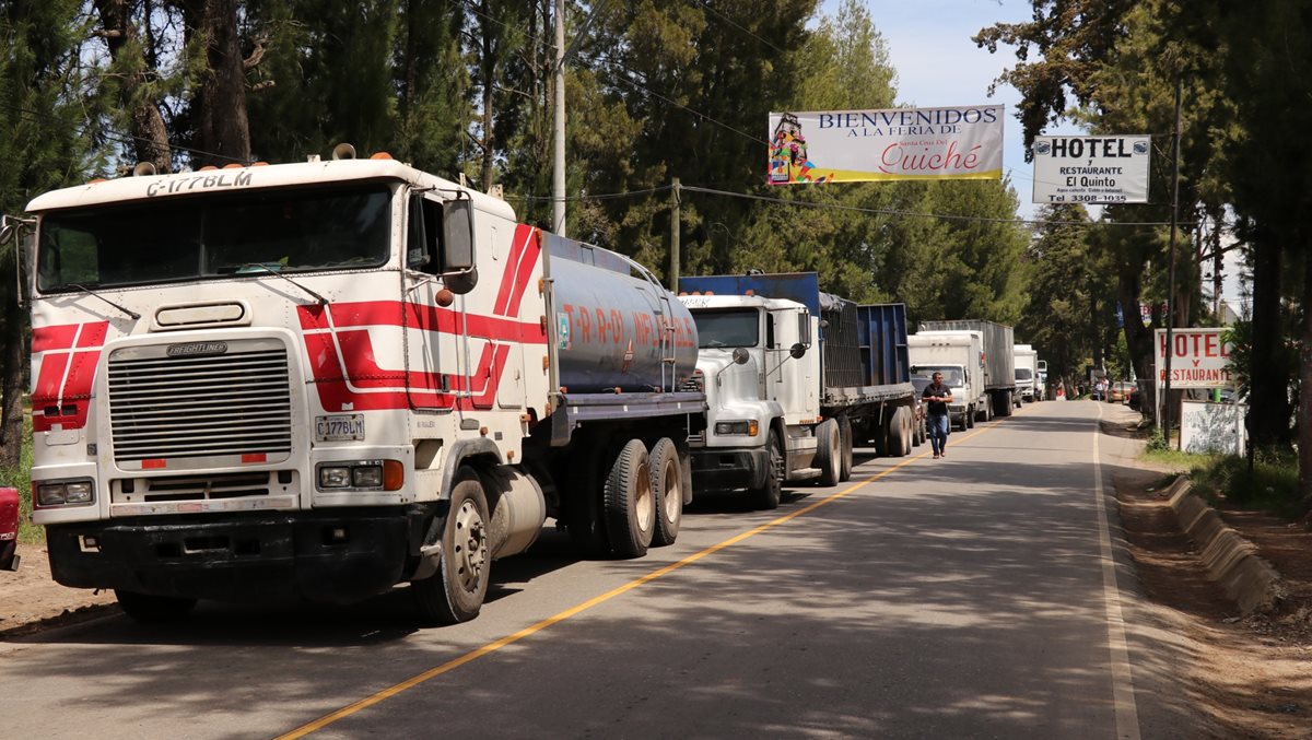 Largas filas de vehículos se formaron por el bloqueo en el ingreso a Santa Cruz del Quiché. (Foto Prensa Libre: Héctor Cordero)