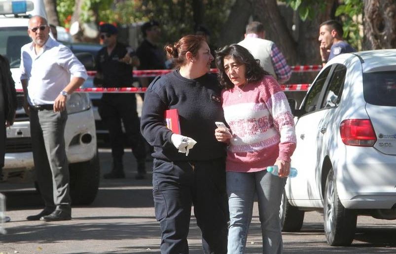 Familiares llegan al lugar del crimen en Mendoza, Argentina. (Foto: Clarin.com).