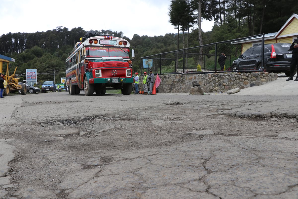 El proyecto de recapeo de 22.5 kilómetros terminarán el próximo año. (Foto Prensa Libre: Whitmer Barrera)