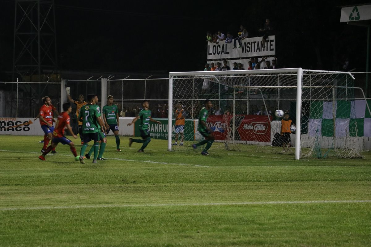 Los rojos vencieron 4-1 a Escuintla S.S. en el encuentro de fogueo que se disputó en el estadio Armando Barillas. (Foto Prensa Libre: Carlos Paredes)