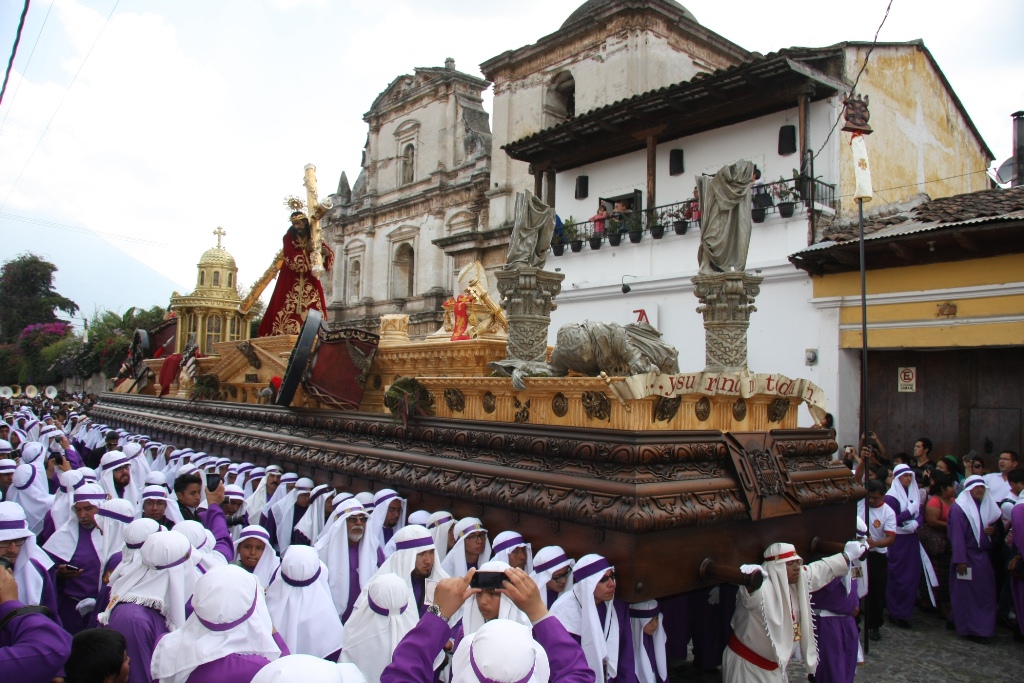 Imagen de Jesús Nazareno recorre una de las calles de la ciudad colonial. (Foto Prensa Libre: Renato Melgar).