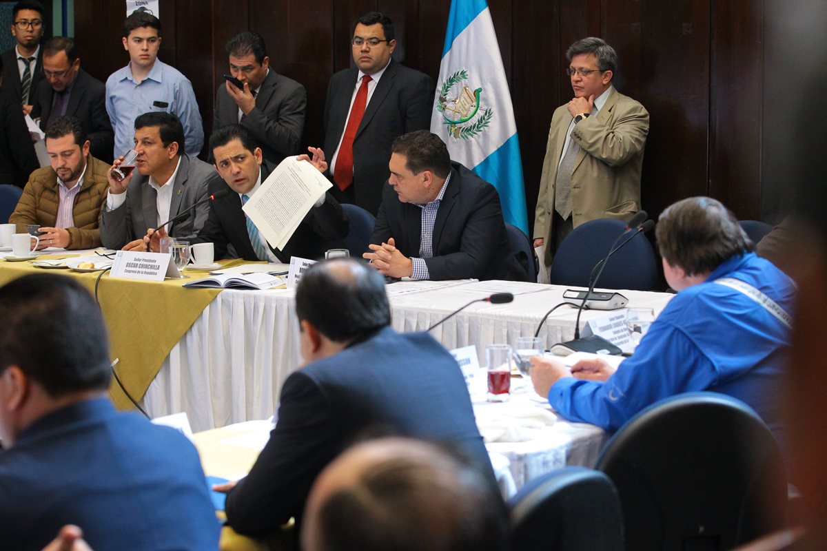 El presidente del Congreso, Óscar Chinchilla, somete a discusión la agenda para la sesión de hoy, donde incluye la elección de la Junta Directiva. (Foto Prensa Libre: Álvaro Interiano)