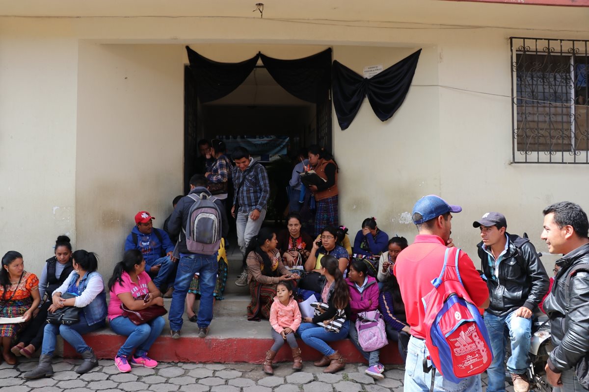 Maestros mantienen tomada la dirección departamental de Educación. (Foto Prensa Libre: Héctor Cordero)