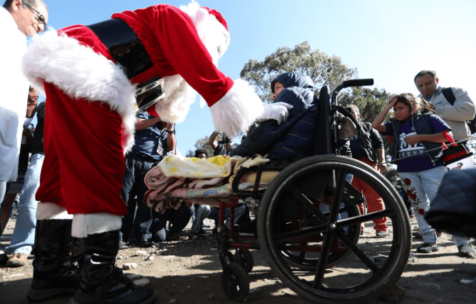 Santa Claus saluda a Eduardo Fidelio Barrios, quien permanece internado en el Hospital General San Juan de Dios. (Foto Prensa Libre: Carlos Hernández).