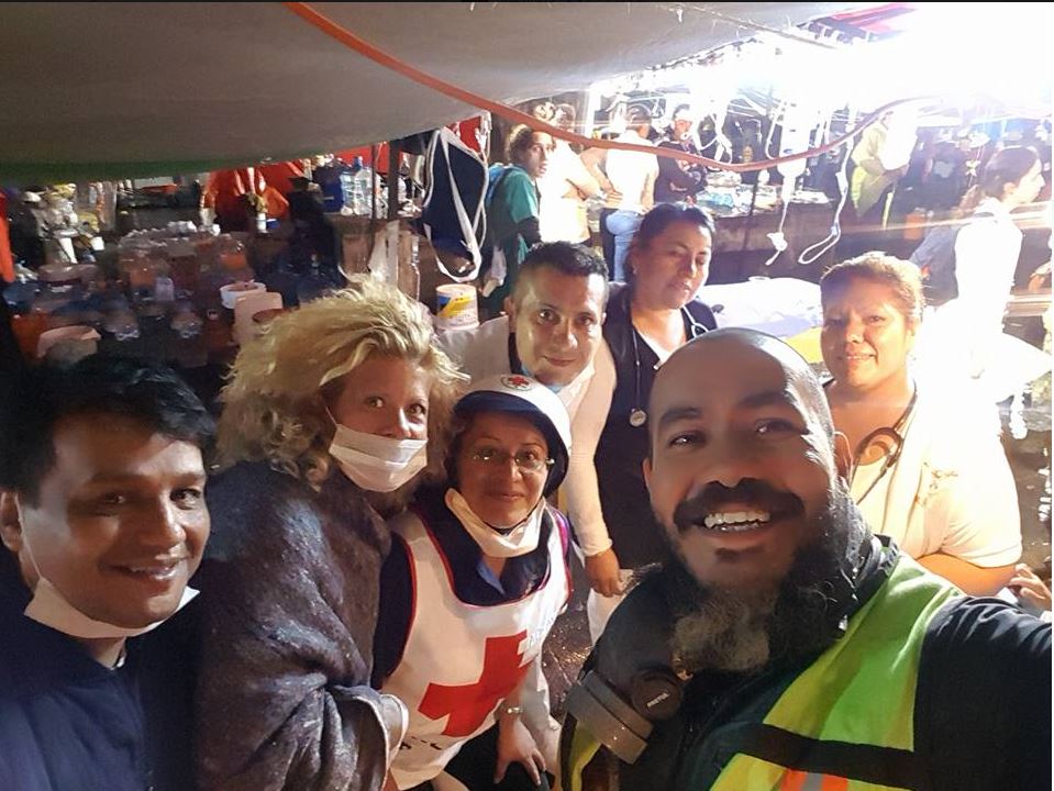 Rescatistas celebran con esperanza y júbilo el rescate de tres personas en una de las zonas devastadas por el terremoto en México el pasado martes 19 de septiembre de 2017. (Foto Prensa Libre: EFE)