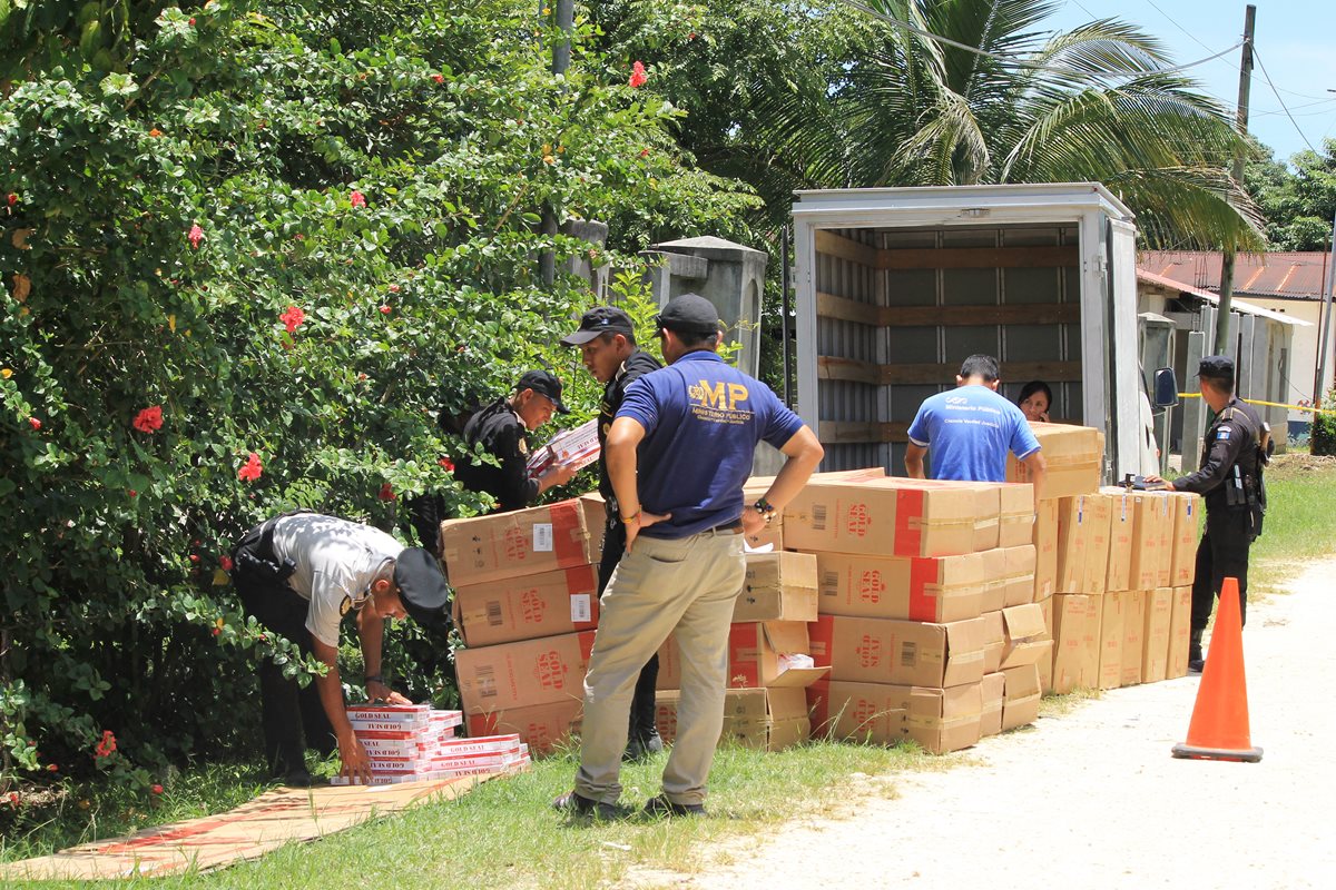 Un millón de cigarrillos, valorados en Q500 mil fueron decomisados en Poptún, Petén. (Foto Prensa Libre: Walfredo Obando)