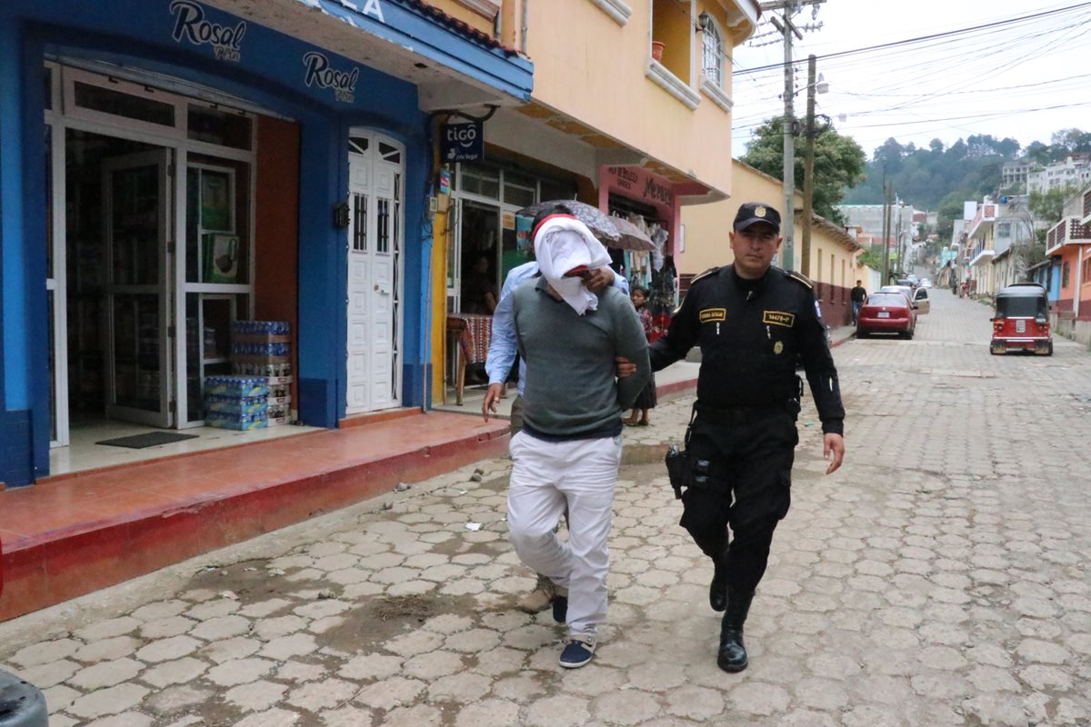 Luis Pedro Bajan Mucia, de 22 años, quien fue sentenciado a 25 años de prisión es trasladado a la cárcel. (Foto Prensa Libre: Ángel Julajuj)