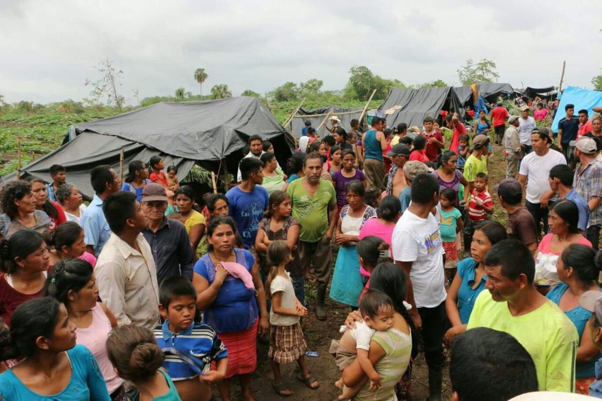 Las familias huyeron hacia un campamento de apoyo en suelo mexicano. (Foto Prensa Libre: Rigoberto Escobar)