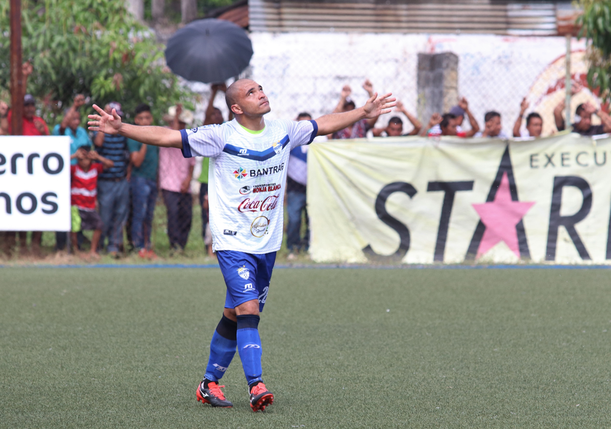 Janderson Pereira se ha convertido en un jugador vital para Cobán Imperial. (Foto Prensa Libre: Raúl Juárez)