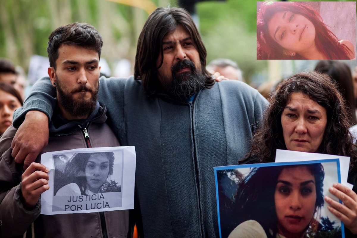 Los padres de Lucía Pérez, (inserta) Guillermo Pérez (c) y Marta Montero (d), durante una marcha en Mar del Plata (Argentina). (Foto Prensa Libre: EFE).