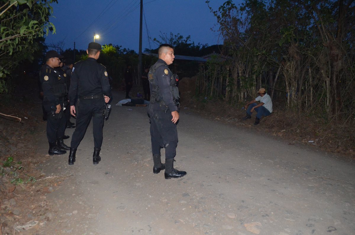 Agentes de la PNC en el lugar del ataque. (Foto Prensa Libre: Jorge Tizol)