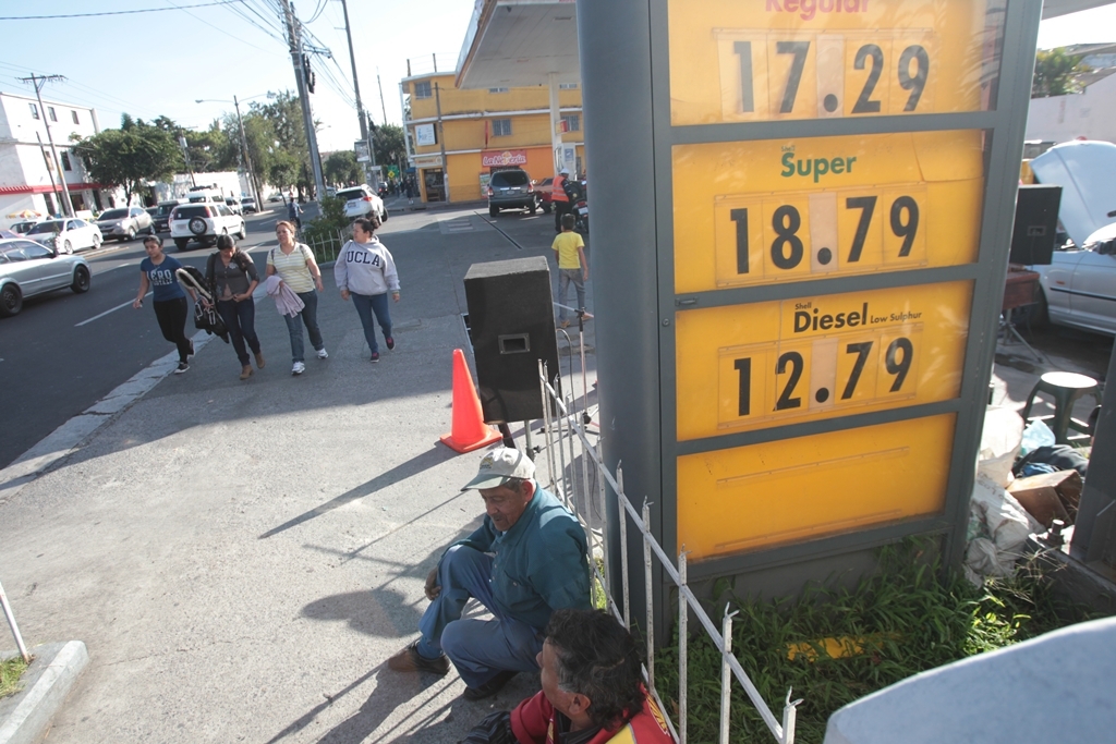 El precio reflejó una baja ayer en las gasolineras del área metropolitana. (Foto Prensa Libre: Érick Ávila)