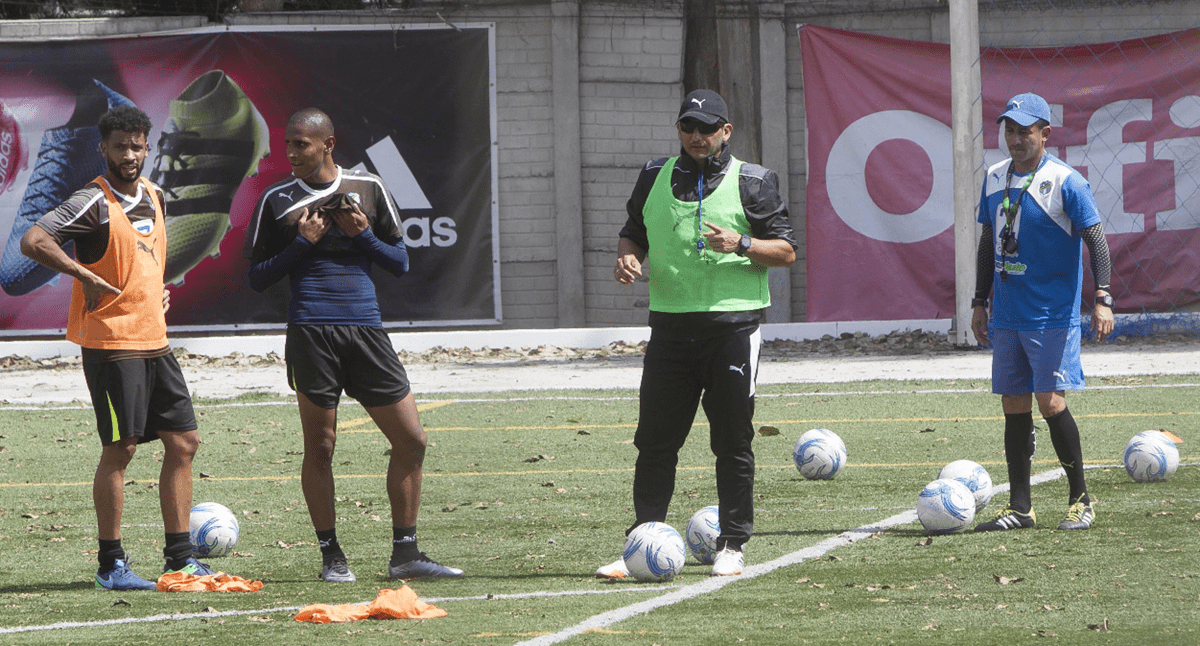 Ronald González dirige el entrenamiento de los blancos como preparación para el juego frente a Marquense. (Foto Prensa Libre: Norvin Mendoza)