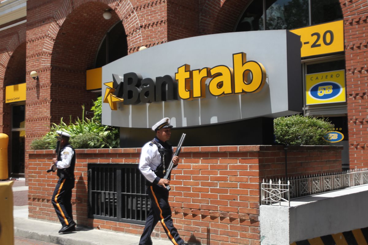 Ingreso al Banco de los Trabajadores, que este viernes fue allanado por el MP. (Foto Prensa Libre: Érick Avila)