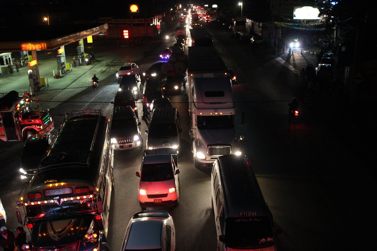 Atascos en el km 49 de la Ruta Interamericana. (Foto Prensa Libre: Víctor Chamalé).