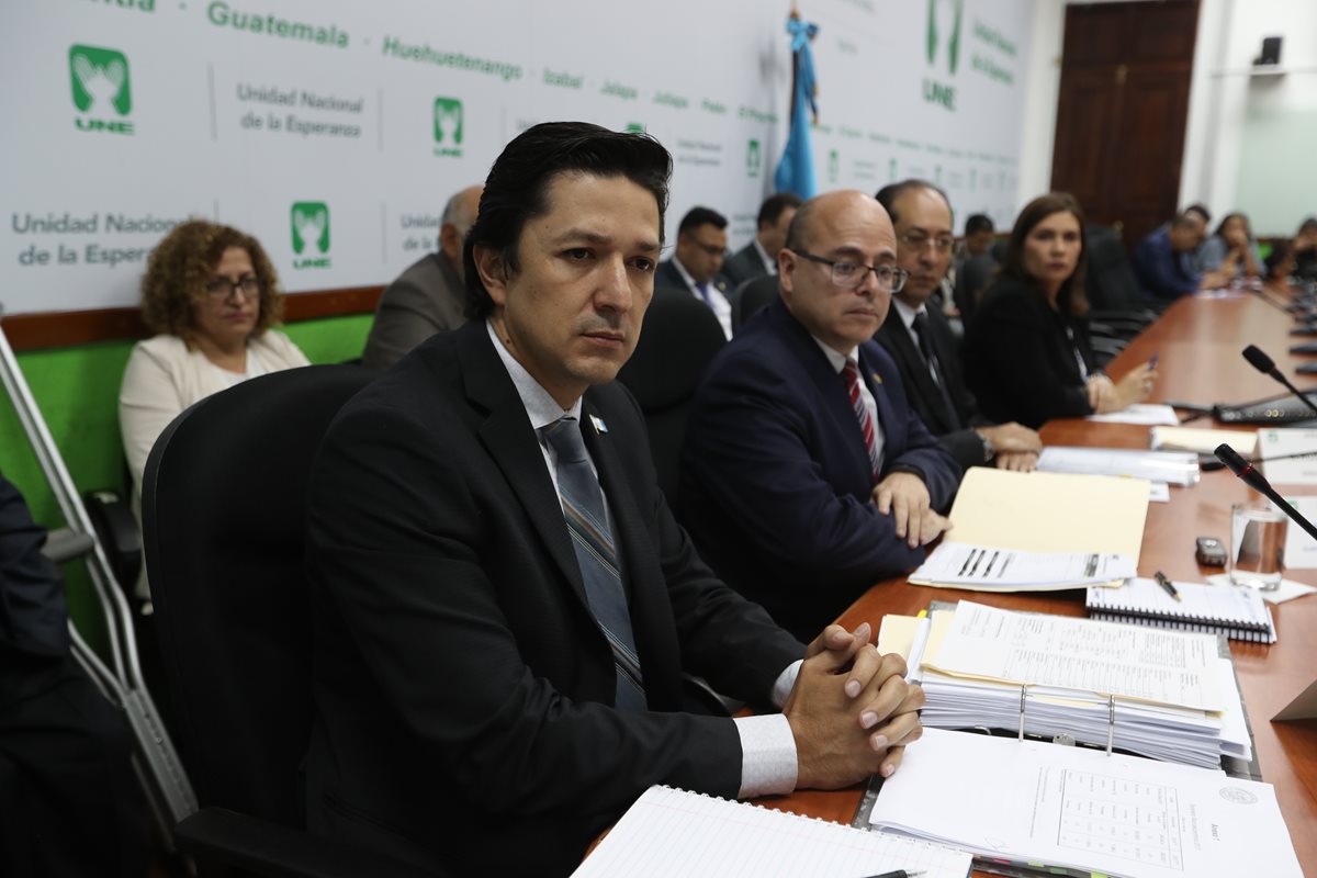 Víctor Manuel Martínez, ministro de Finanzas; Abel Cruz Calderón, jefe de la SAT; Sergio Recinos, presidente del Banguat; y Carmen Abril, viceministra de Finanzas, exponen los indicadores de cierre del gasto, recaudación y economía.(Foto Prensa Libre: Óscar Rivas Pu)