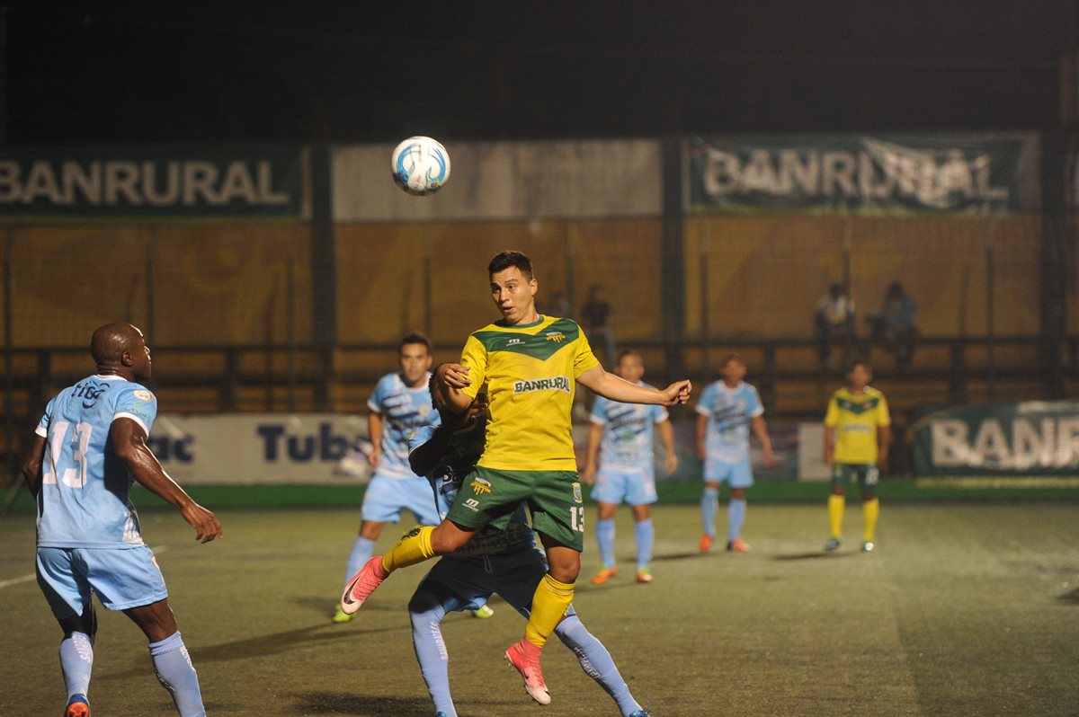 Deportivo Petapa desperdició varias oportunidades y al final terminaron lamentando el empate 1-1 contra Sanarate. (Foto Prensa Libre: Edwin Fajardo)