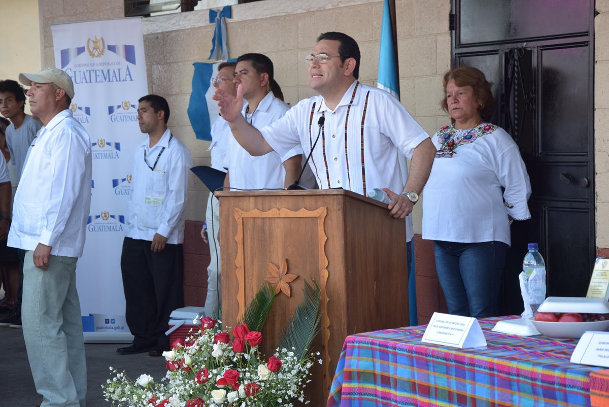 EL Presidente Jimmy Morales, agradece el apoyo del Ejército de Guatemala y del ingenio Tierra Madre, quienes fueron los encargados del remozamiento del establecimiento. (Foto Prensa Libre: Enrique Paredes)