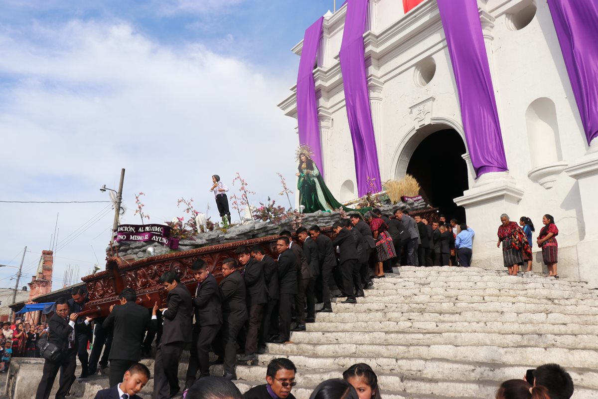 Imagen de la Virgen de Dolores es cargada en lugar del Jesús de los Mártires.(Foto Prensa Libre: Héctor Cordero)