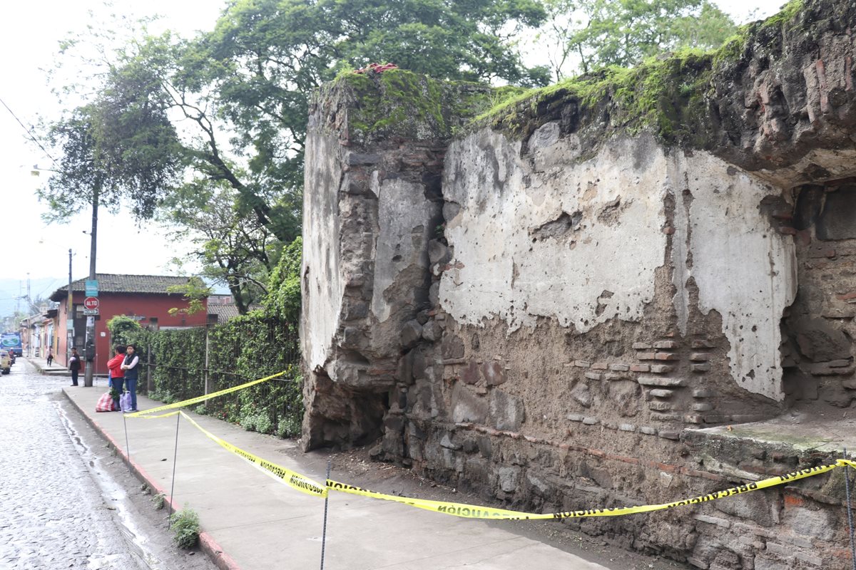 Paredes de varios inmuebles de Antigua Guatemala se agrietaron por el movimiento telúrico. (Foto Prensa Libre: Renato Melgar)