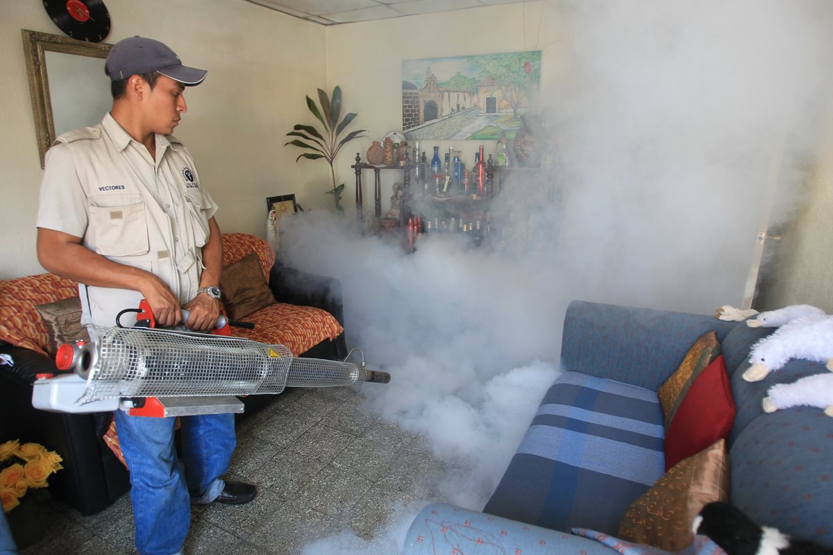 Personal de Vectores del Ministerio de Salud fumiga algunas áreas públicas de la capital. Estas acciones se basan en un mapa que prioriza los lugares más afectados por enfermedades causadas por zancudos. (Foto Prensa Libre: Hemeroteca)