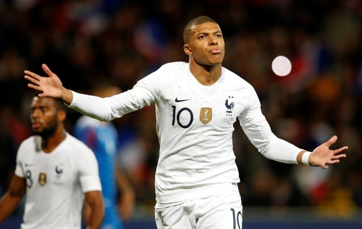 Kylian Mbappé celebra la anotación del empate de Francia contra Islandia. (Foto Prensa Libre).