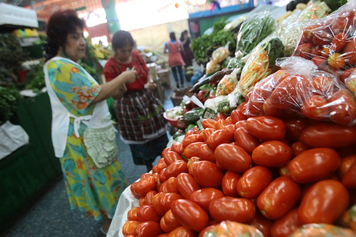 el tomate fue uno de los productos que se encareció durante diciembre del 2015, y que a su vez presionó el comportamiento de precios en la economía. (Foto Prensa Libre: Alvaro Interiano)