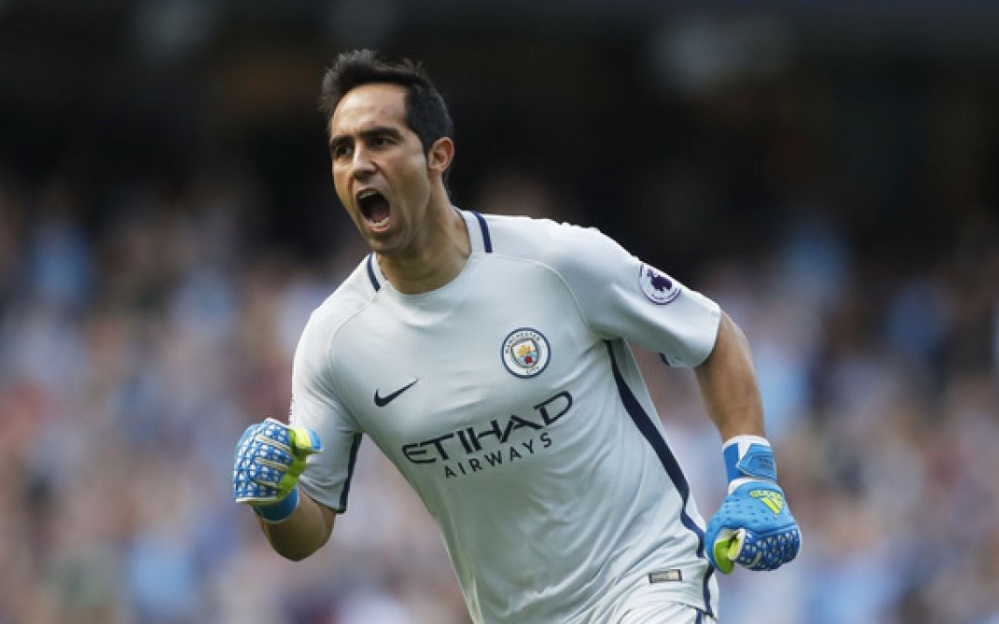 El chileno Claudio Bravo no logró mostrar su gran juego en el Premier League. (Foto Prensa Libre: Internet)