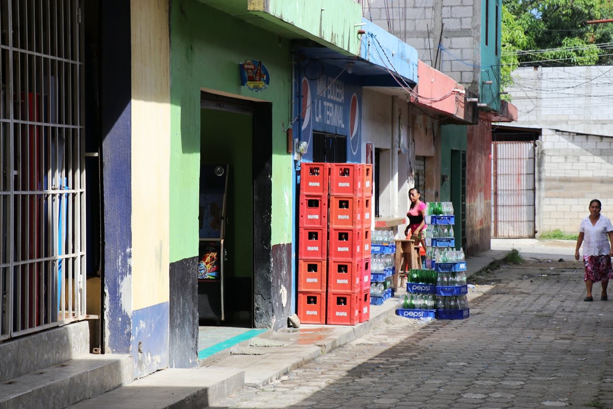 En el Callejón de los malditos proliferan las cantinas disfrazadas de comedores. (Foto Prensa Libre: Mario Morales)